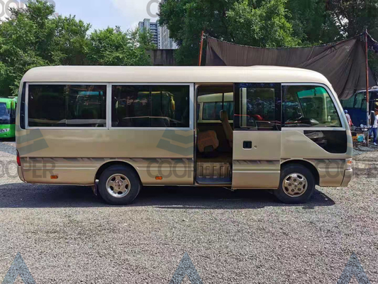 23-29座席によってトヨタ使用されたバス トヨタ・コースターは贅沢な内部の装飾が付いているバスを使用した