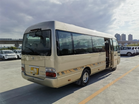 トヨタは20の座席と年贅沢な日本によって使用されたコースター バス手動ギヤを2010使用した