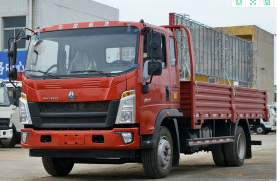 使用された給油車のSinotruck Howoの貨物トラックの見掛け密度右ドライブ8-10トンの4×2ドライブ モード