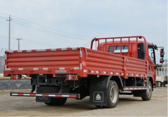 使用された給油車のSinotruck Howoの貨物トラックの見掛け密度右ドライブ8-10トンの4×2ドライブ モード
