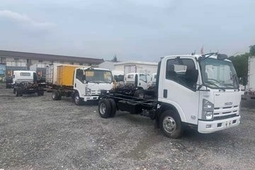 使用された軽トラックISUZUの貨物自動車のトラックの多リーフ・スプリングはトラック10トンに左手ドライブ ライト貨物荷を積む