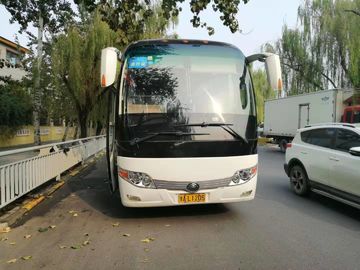 白い色によって使用されるYutongは47の座席を2013年のディーゼルYutongバスよい状態バスで運びます