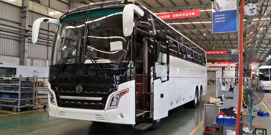 新しいブランドの二重車軸ユーロIIのディーゼル観光バスの前部Cummins Engineは58-70座席によって使用される金ドラゴンXML6125をバスで運ぶ