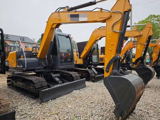 品質  Used tracked Excavator Chinese brand 8.24 tons in excellent condition  capacity 0.3m³ rated power 54.3kW for construction 工場