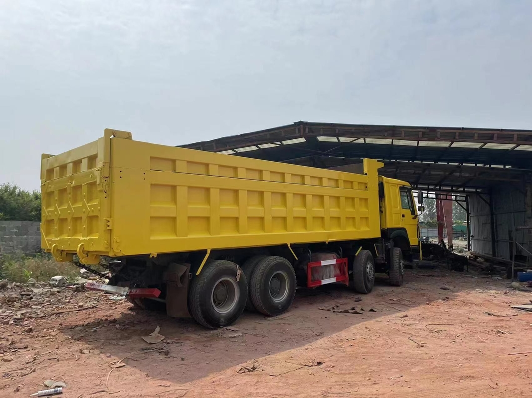 8*4はダンプ トラック40ton三菱Fuso 12を動かす380HPの秒針のトラックを使用した