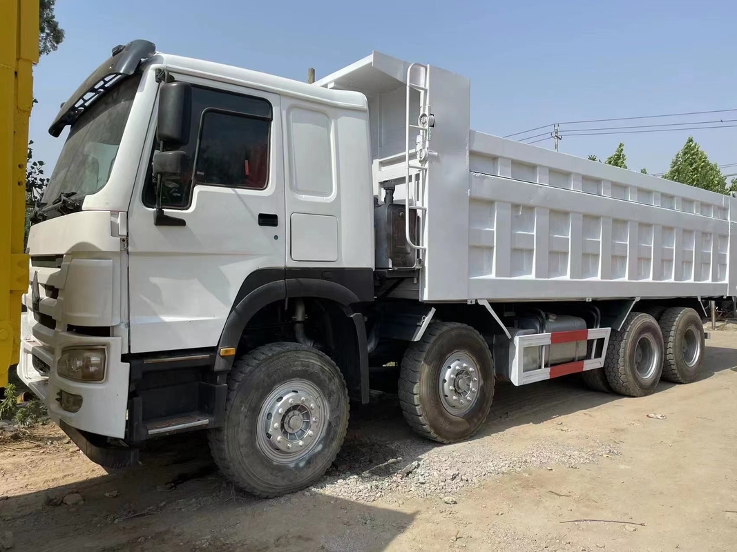 8*4はダンプ トラック40ton三菱Fuso 12を動かす380HPの秒針のトラックを使用した