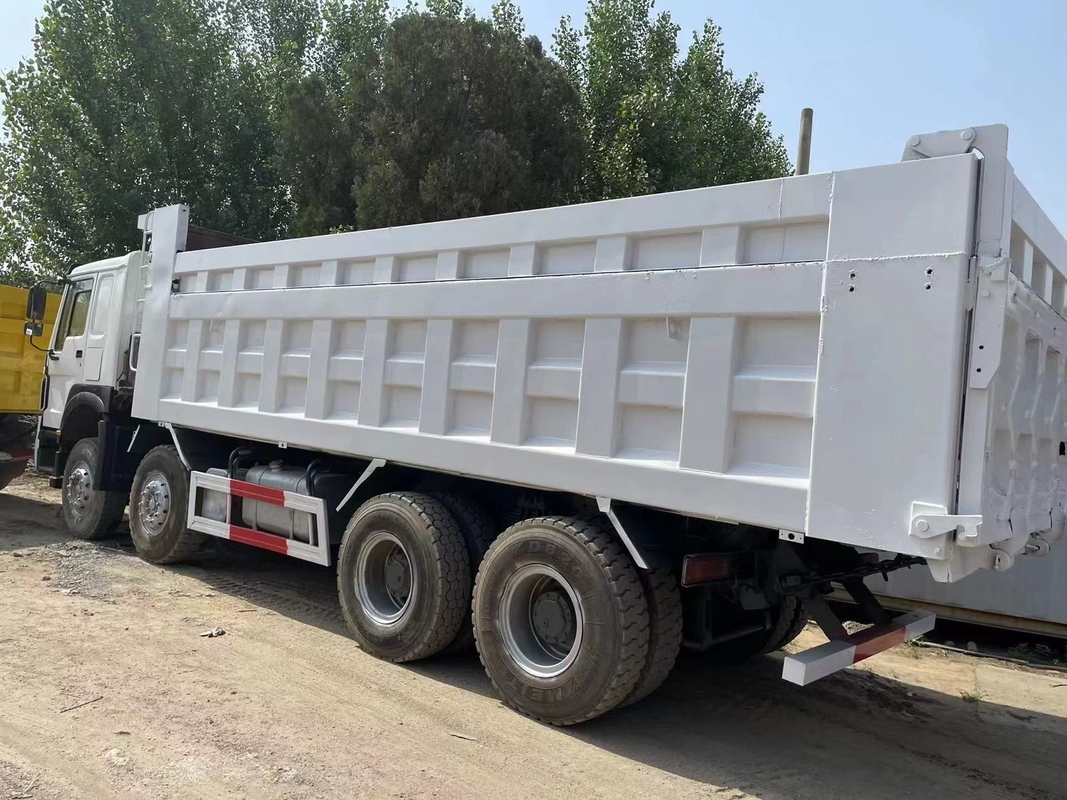 8*4はダンプ トラック40ton三菱Fuso 12を動かす380HPの秒針のトラックを使用した