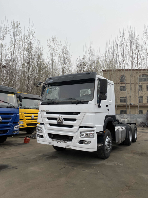 頑丈なSinotruck HowoはWeichaiエンジン371HPの新しいペンキが付いているトラクターのトラックを使用した