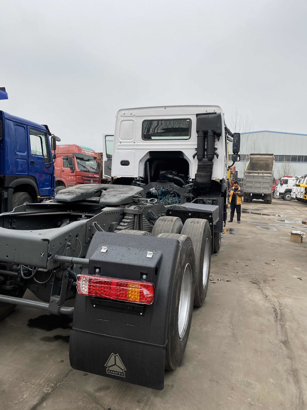 頑丈なSinotruck HowoはWeichaiエンジン371HPの新しいペンキが付いているトラクターのトラックを使用した