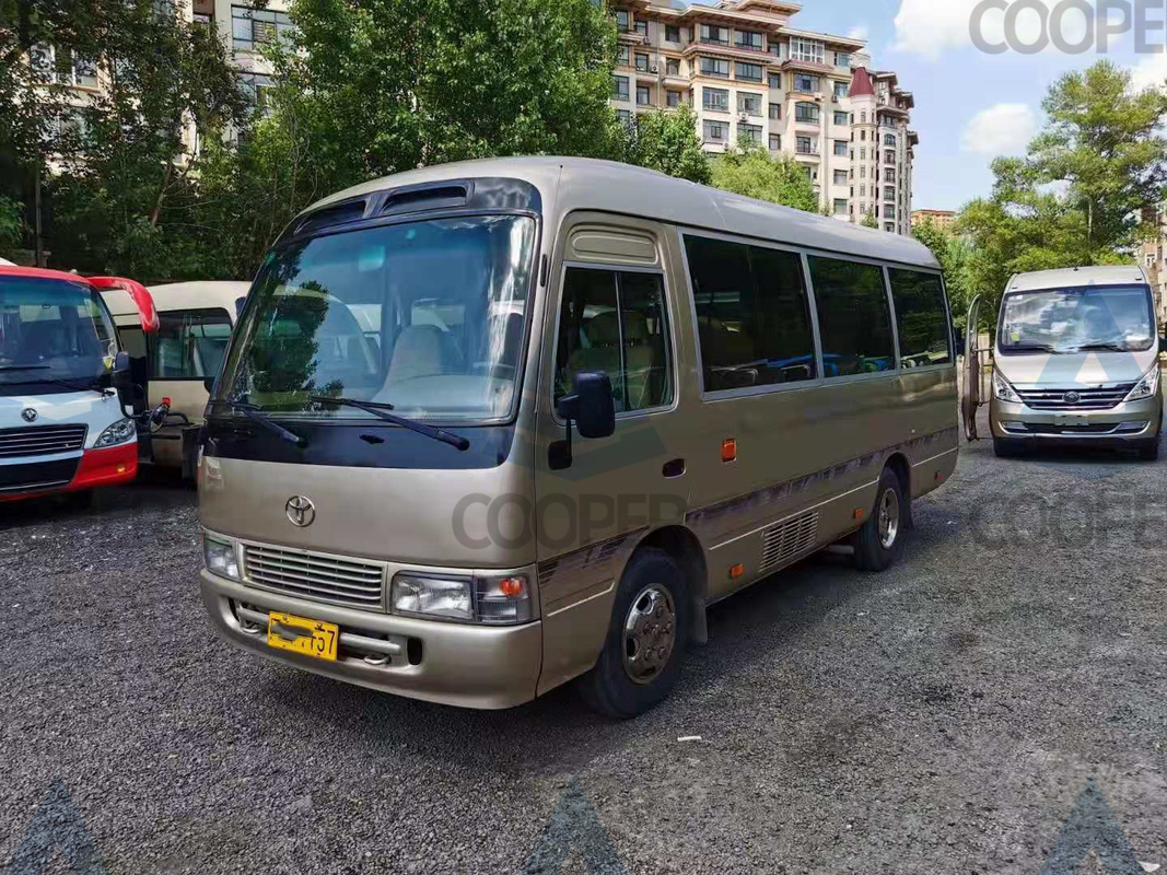23-29座席によってトヨタ使用されたバス トヨタ・コースターは贅沢な内部の装飾が付いているバスを使用した