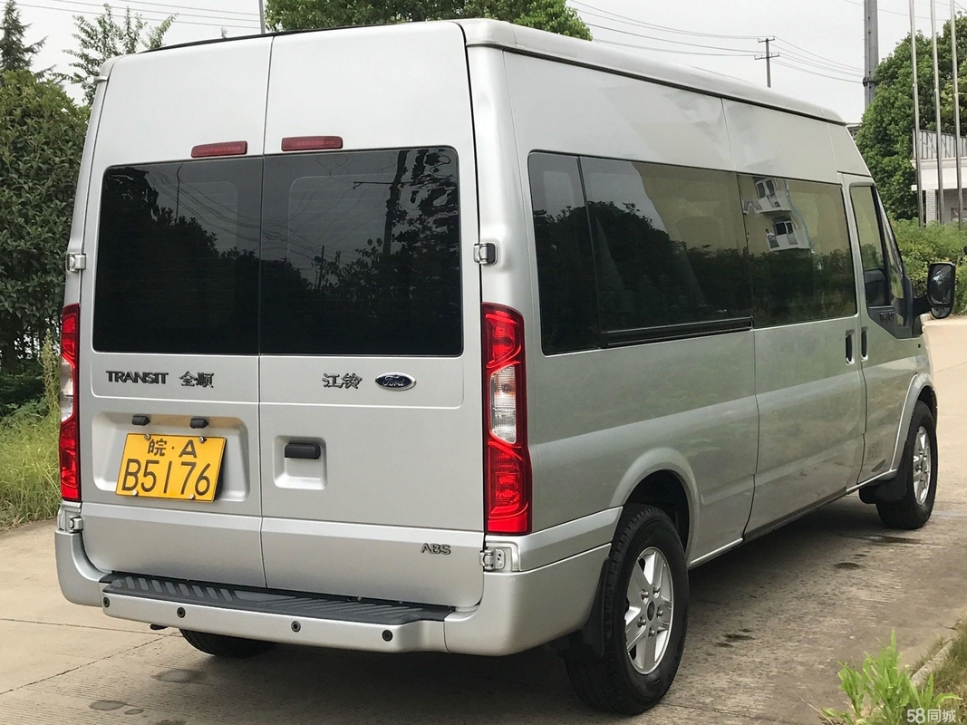 2015年15座席によって使用されるフォードは贅沢な座席が付いている小型バス ディーゼル機関をバスで運ぶ