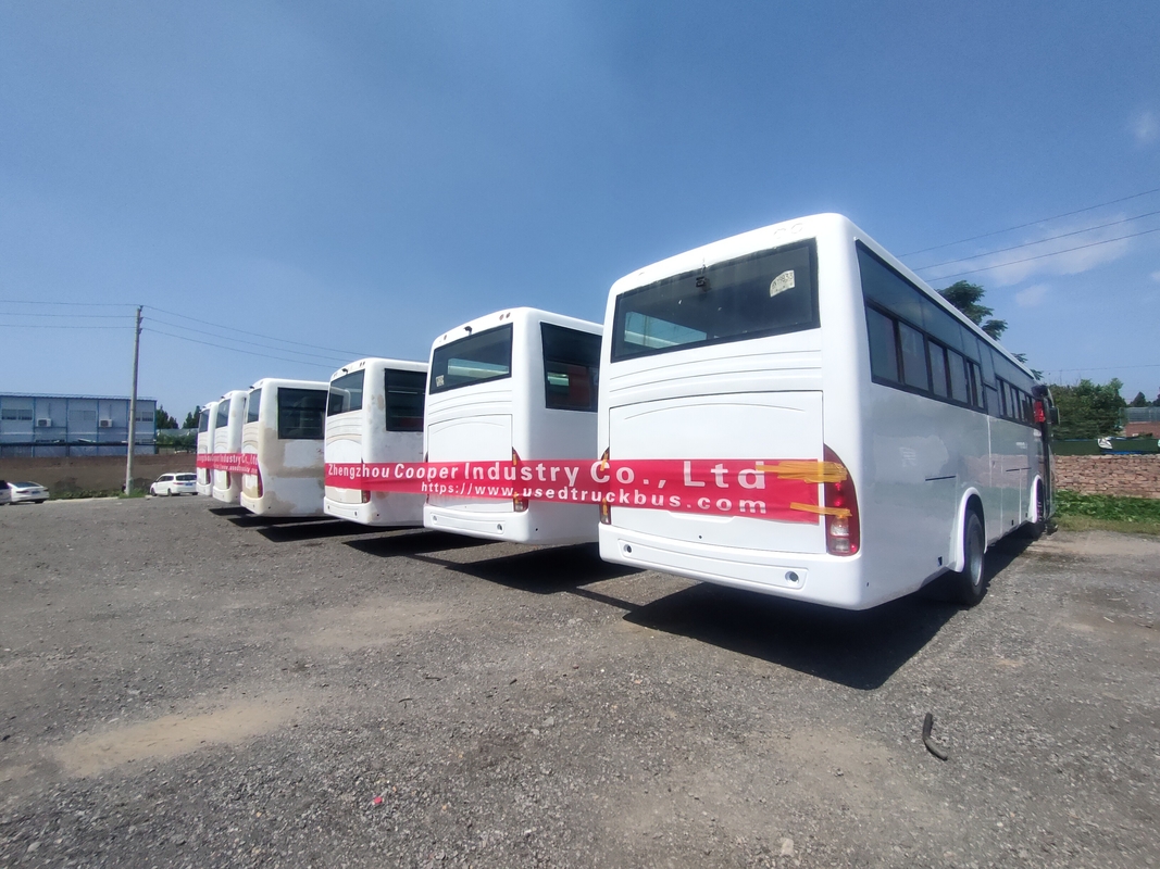 ドライブYutong右バスZk6116d F11はエンジン バス53seats 2ドアのSildingの前部窓を使用した