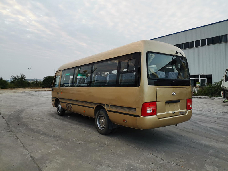 23の座席は2014年エンジンの左手のステアリングが付いているより高いコースターの小型バスKLQ6702E4を使用した
