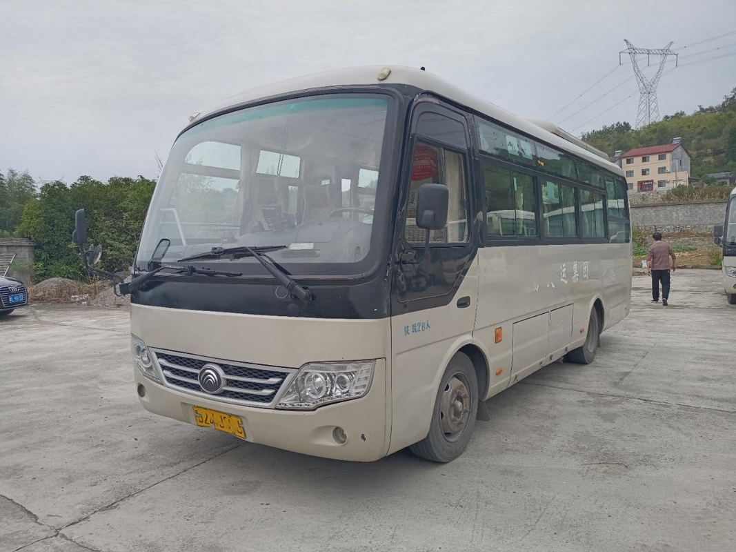 小型旅行のコーチはYutongバスZK6729D 130hp折れ戸28seaterを残したステアリングを使用した
