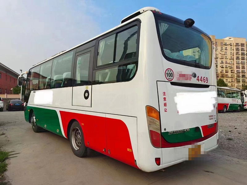 2015 年 37 シーターは輸送のための Yutong バス ZK6888 コーチ バスのディーゼル機関を使用しました