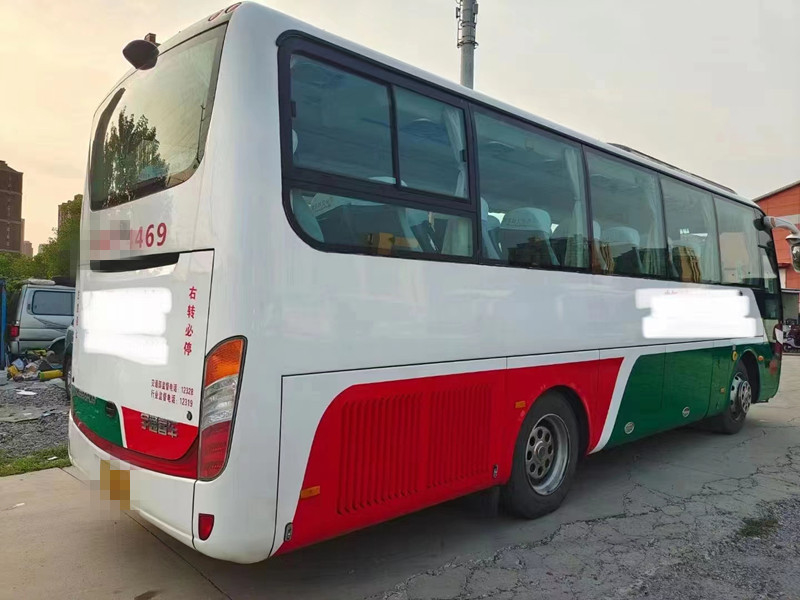 2015 年 37 シーターは輸送のための Yutong バス ZK6888 コーチ バスのディーゼル機関を使用しました