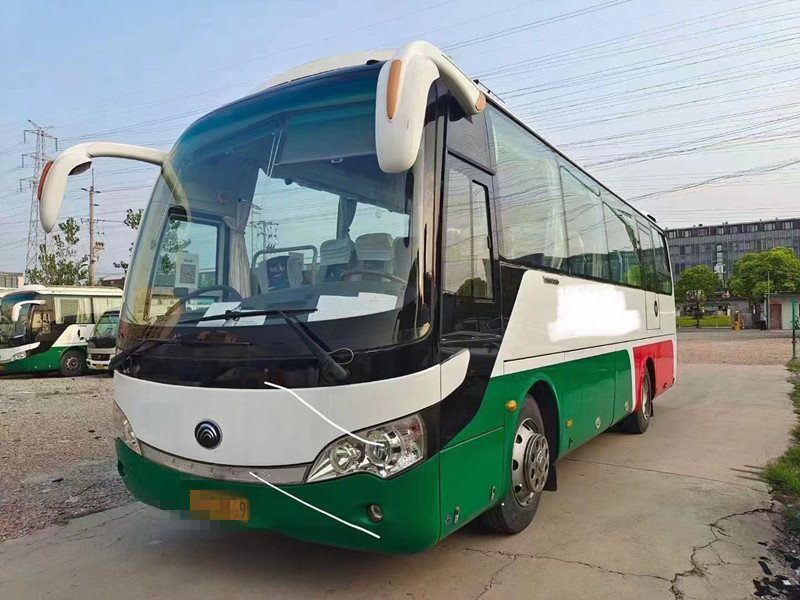 2015 年 37 シーターは輸送のための Yutong バス ZK6888 コーチ バスのディーゼル機関を使用しました