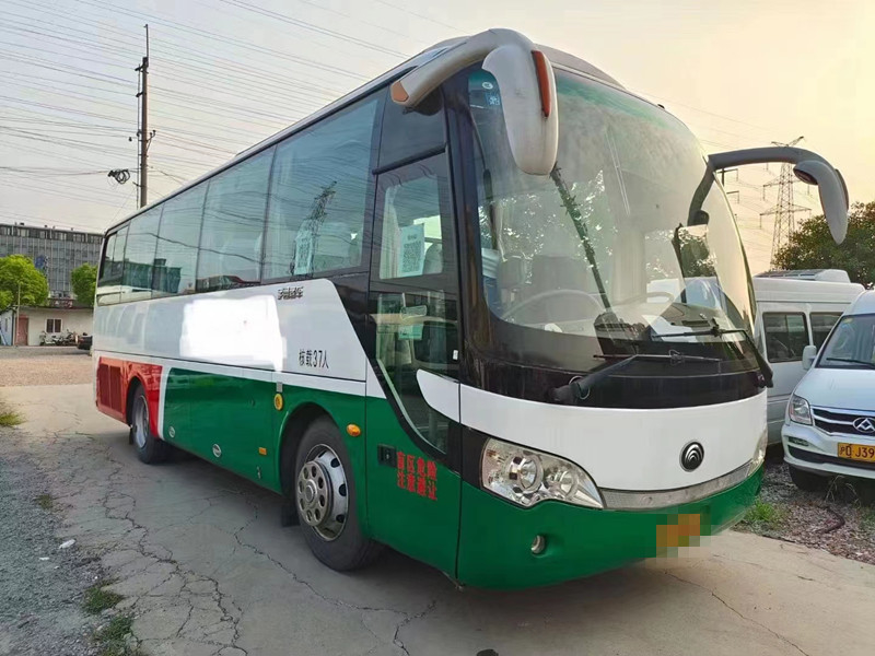 2015 年 37 シーターは輸送のための Yutong バス ZK6888 コーチ バスのディーゼル機関を使用しました