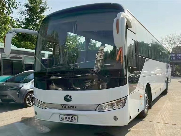 使用された運輸バスYutong 55seaterはRvバスZK6125両開きドアをエアー バッグの懸濁液を使用した