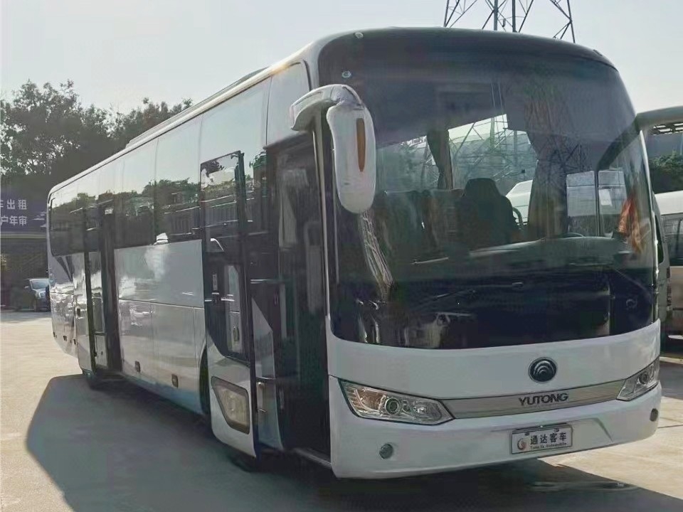 使用された運輸バスYutong 55seaterはRvバスZK6125両開きドアをエアー バッグの懸濁液を使用した