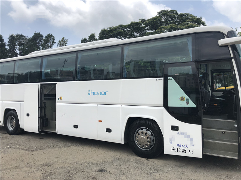 贅沢なコーチ バス53座席Rhd Lhdのディーゼル ユーロ3の都心部バス販売のための長距離の乗客バス