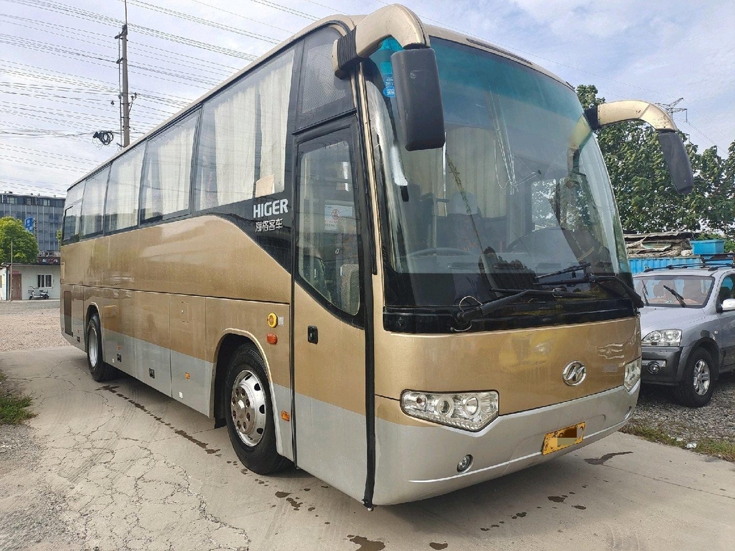 使用されたコーチ バスより高い47の座席はコーチを旅行するバス左手がディーゼル バスを運転する