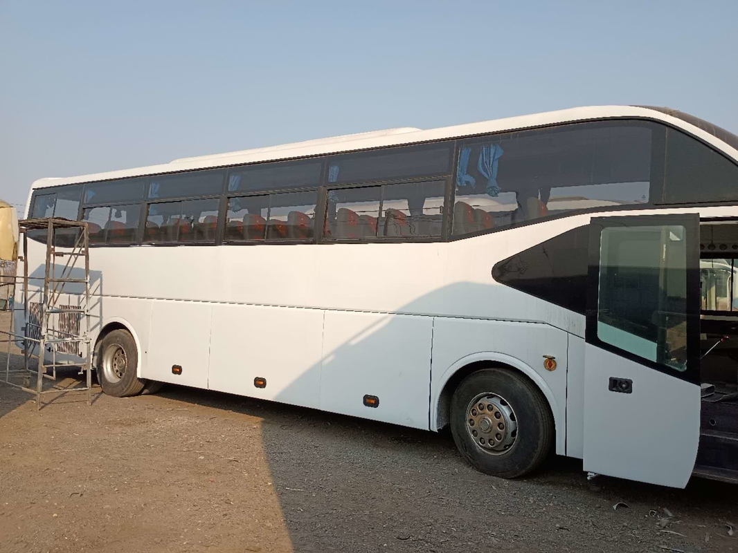 空港シャトルは55の座席によって使用されるYutong ZK6127を使用したコーチ バスを2016年空港コーチ バスで運ぶ