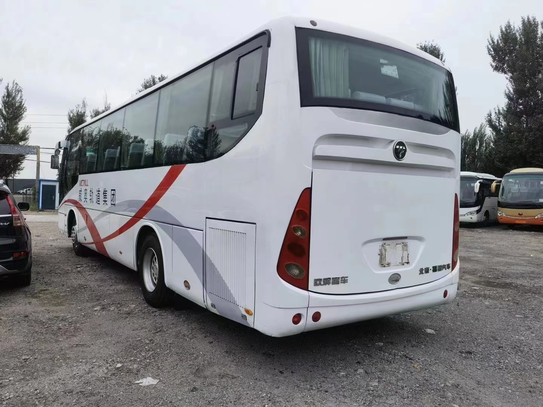 使用された旅行バスはFotonバスBJ6103 Weichaiエンジン55の座席2+3レイアウトの白い色を使用した