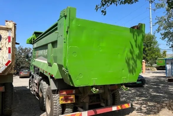 秒針のダンプ トラックHOWOのSinoダンプ トラック8×4ドライブ モードはディーゼル機関のトラックを使用した