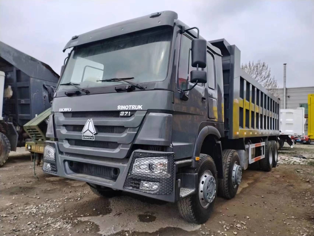 秒針のダンプカー トラック黒い色371hp 8×4 HOWO ZZ3317の平屋根の小屋の定格負荷15.5t