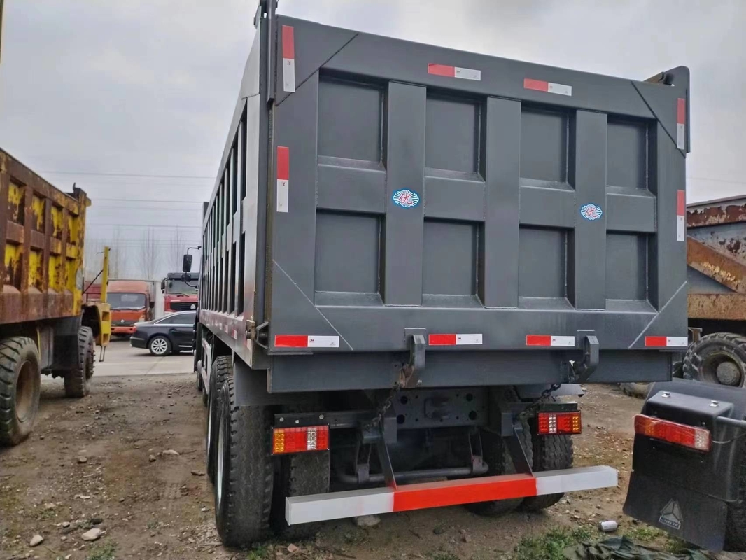 秒針のダンプカー トラック黒い色371hp 8×4 HOWO ZZ3317の平屋根の小屋の定格負荷15.5t