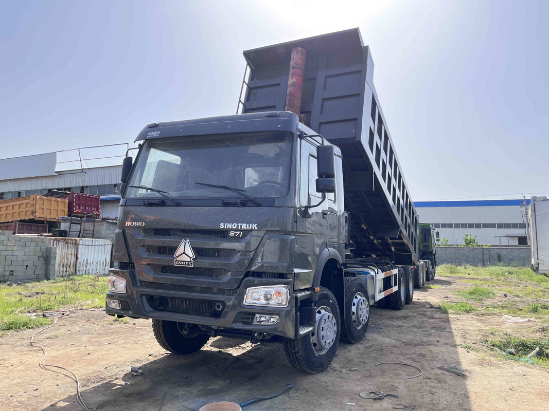 使用されたダンプカー トラック371hp Sinotruckエンジンは定格負荷10.5メートルの16tの8×4 HOWO ZZ3317を秒針