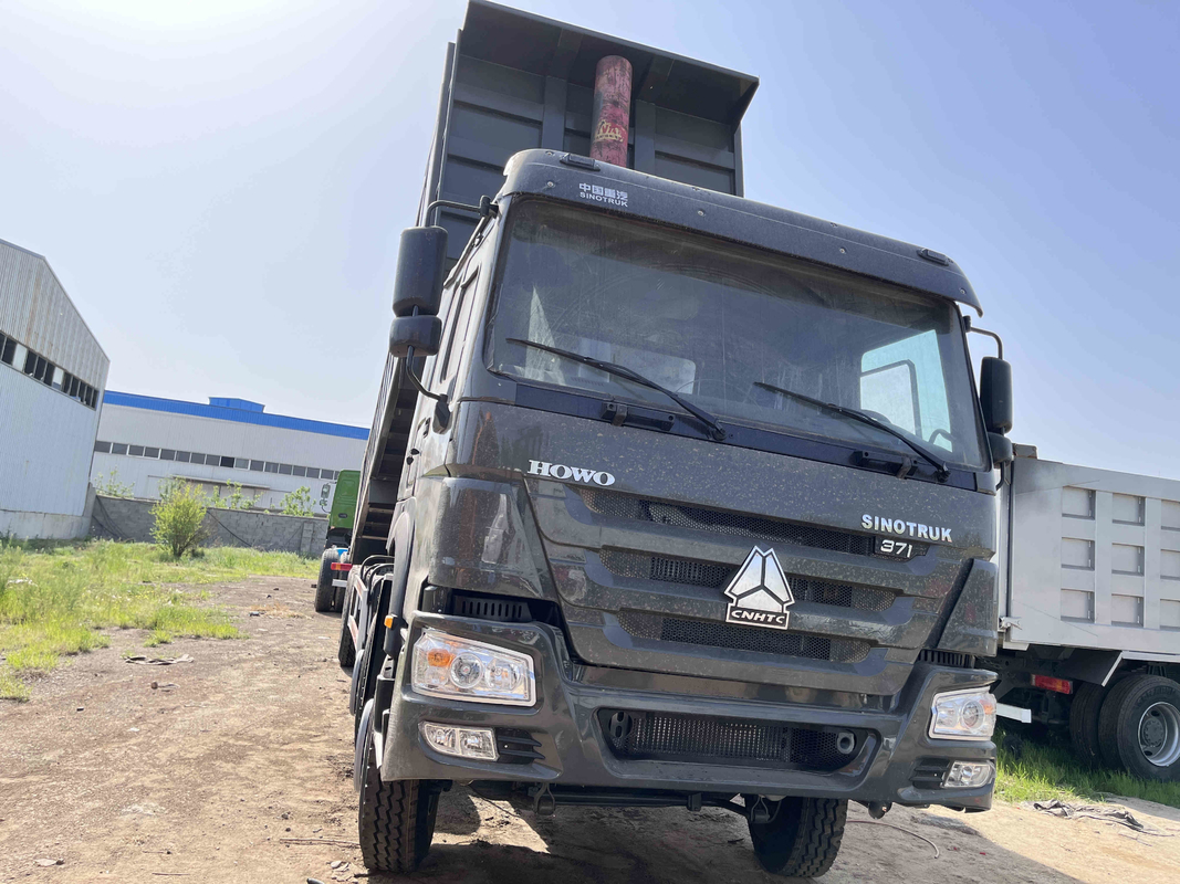 使用されたダンプカー トラック371hp Sinotruckエンジンは定格負荷10.5メートルの16tの8×4 HOWO ZZ3317を秒針