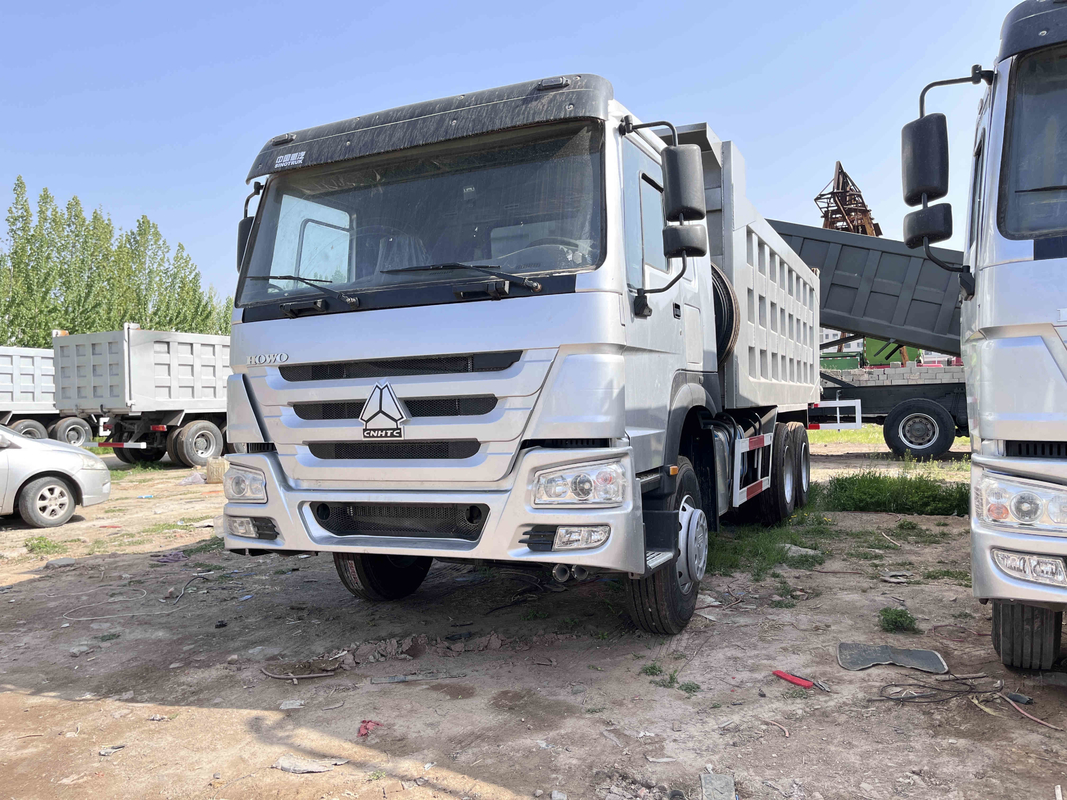 使用されたHowoはユーロ8メートルの380hp 6シリンダー ディーゼル機関のIII 10車輪6×4 Howoのダンプ トラックZZ3257トラックで運ぶ