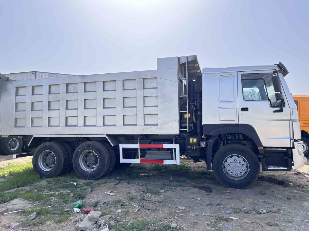 使用されたHowoはユーロ8メートルの380hp 6シリンダー ディーゼル機関のIII 10車輪6×4 Howoのダンプ トラックZZ3257トラックで運ぶ