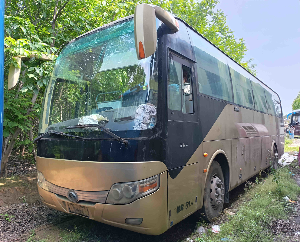 若いはさみバス51座席金色のシーリング窓のユーロIIIは後部エンジン10.5メートルのYutongバスZK6110を使用した