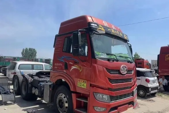 中古馬ボックストレーラー 2021 年赤色 6 × 4 ドライブモード Weichai エンジン 460hp 中古一汽トラクタートラック