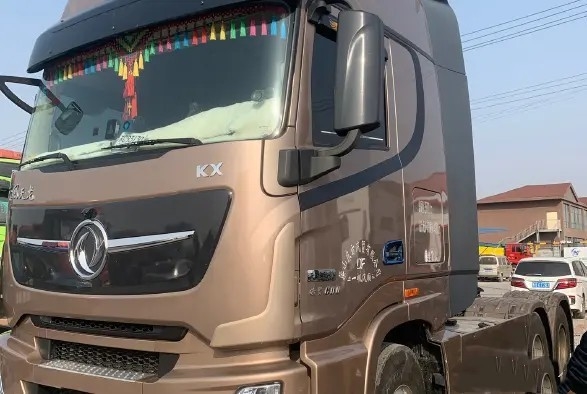 使用されたトレーラー トラックのCummins Engine 600hp第2手のDongfengのトラクターの頭部6×4ドライブ モードLHD/RHD