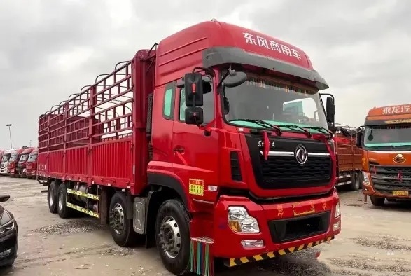 使用された貨物は17.8t定格負荷の高い屋根420hp 8×4ドライブ モード12タイヤの変速機のDongfengの貨物自動車のトラックを速くトラックで運ぶ