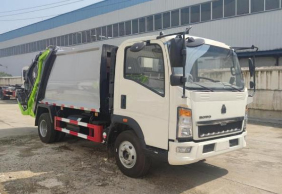 4×2ドライブ モードHOWOに荷を積むトラックの貿易業者の商用車8mの³はごみ収集車を長の7.5メートル圧縮した