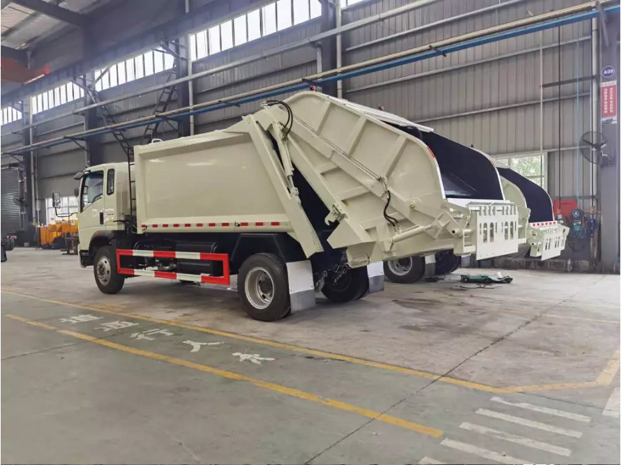 4×2ドライブ モードHOWOに荷を積むトラックの貿易業者の商用車8mの³はごみ収集車を長の7.5メートル圧縮した