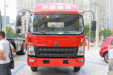 使用された給油車のSinotruck Howoの貨物トラックの見掛け密度右ドライブ8-10トンの4×2ドライブ モード