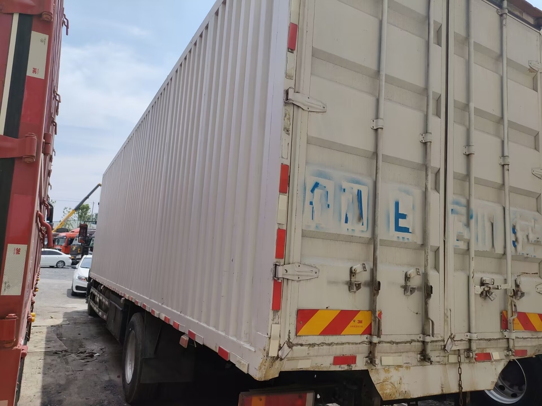 使用された貨物トラックCummins Engine 245馬力速い変速機長く高い屋根10メートルのCabin DongfengヴァンTruck