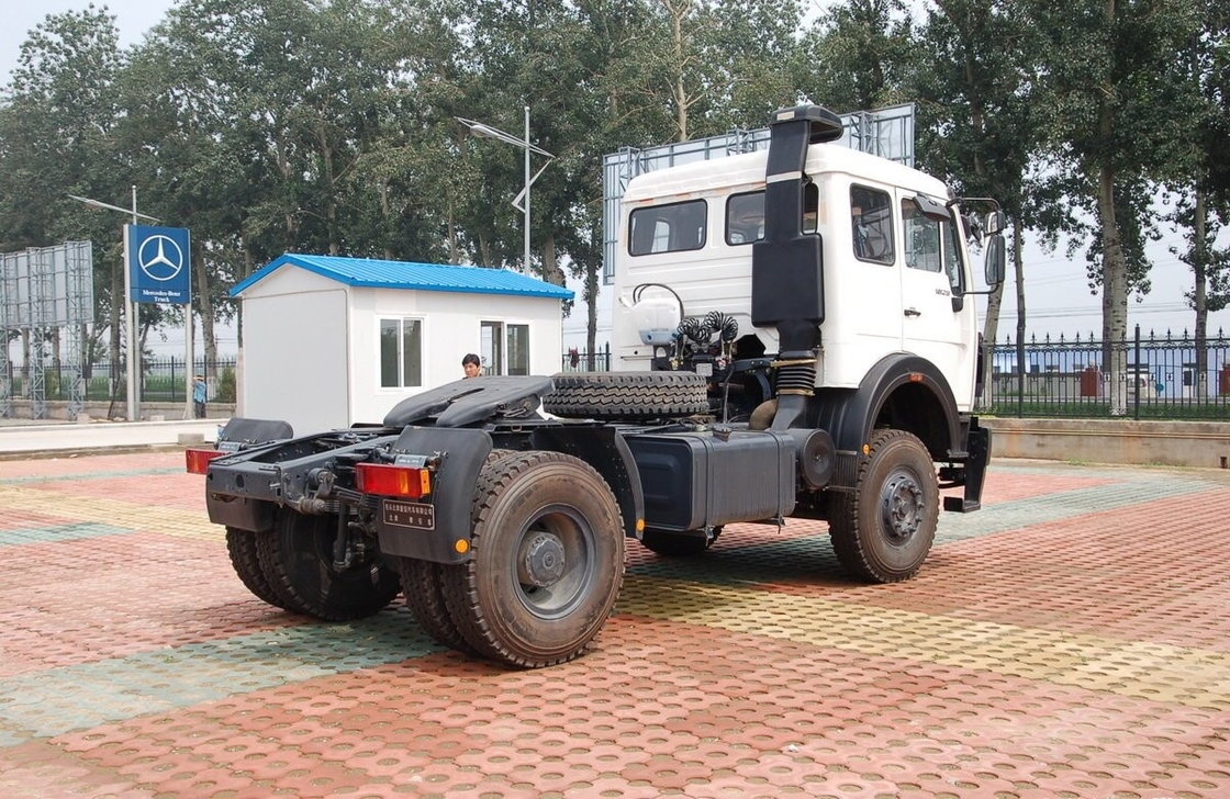 6 タイヤ 中型トラック 4*2 ベイベンヘッド トラクター 300 hp フラット屋根 ユーロ 3