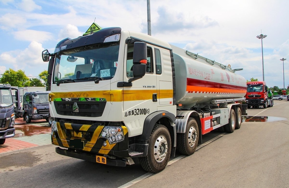 8*4 HOWO 中古石油タンカー トラック 350 hp シングルアンドハーフキャビン 30m3