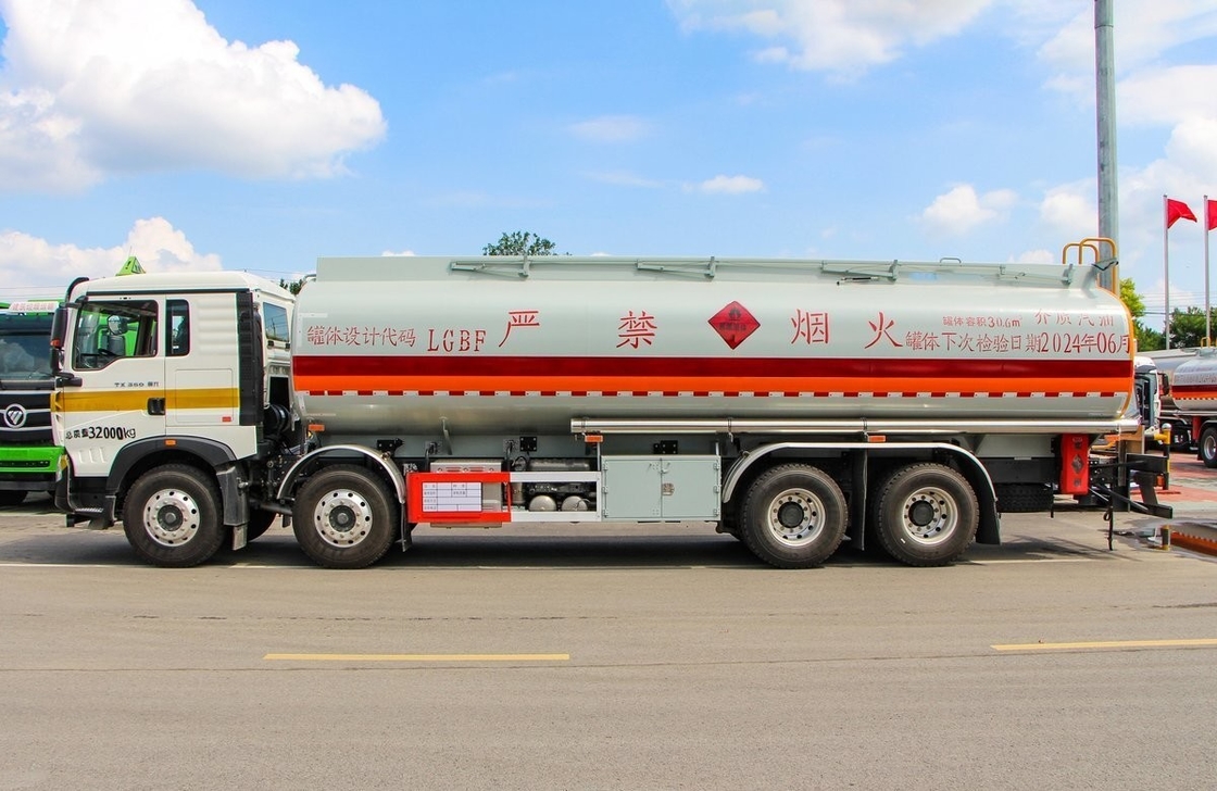 8*4 HOWO 中古石油タンカー トラック 350 hp シングルアンドハーフキャビン 30m3