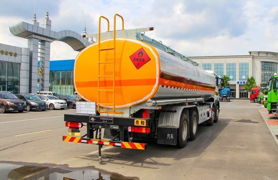 8*4 HOWO 中古石油タンカー トラック 350 hp シングルアンドハーフキャビン 30m3