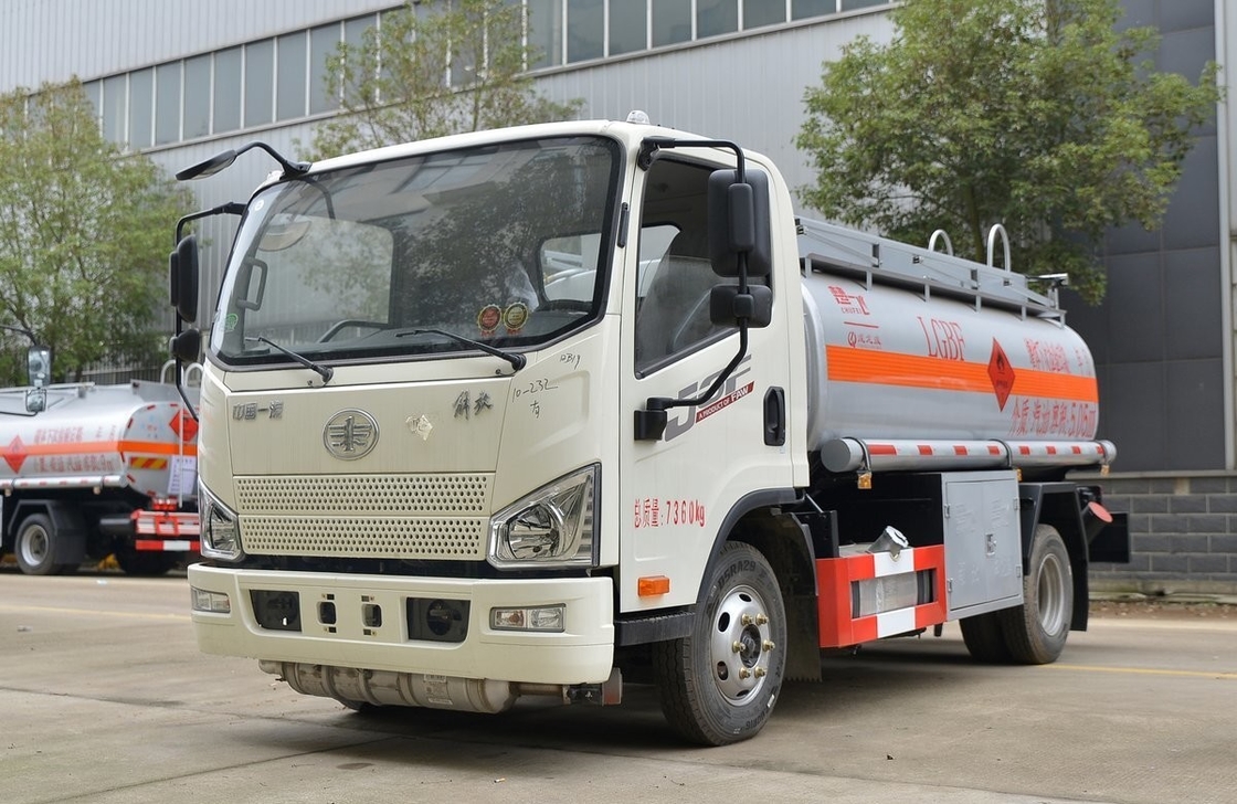 小型5立方メートルの中古油タンカー 4*2 ジーファング燃料タンカー トラック ダブルバックタイヤ