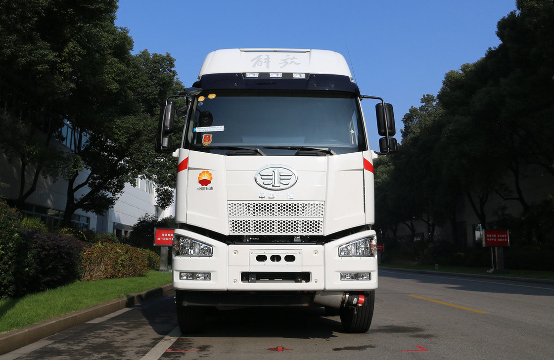 FAW 8*4 燃料タンカー トラック JM6 モデル 中古油貯蔵タンク 31.5 キュービック 280hp LHD