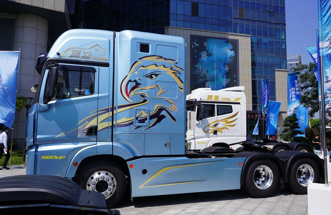 ジファング 6x4 トラクター トラック リビング キャビン ブール カラー 560hp CA エンジン 10 タイヤ LHD